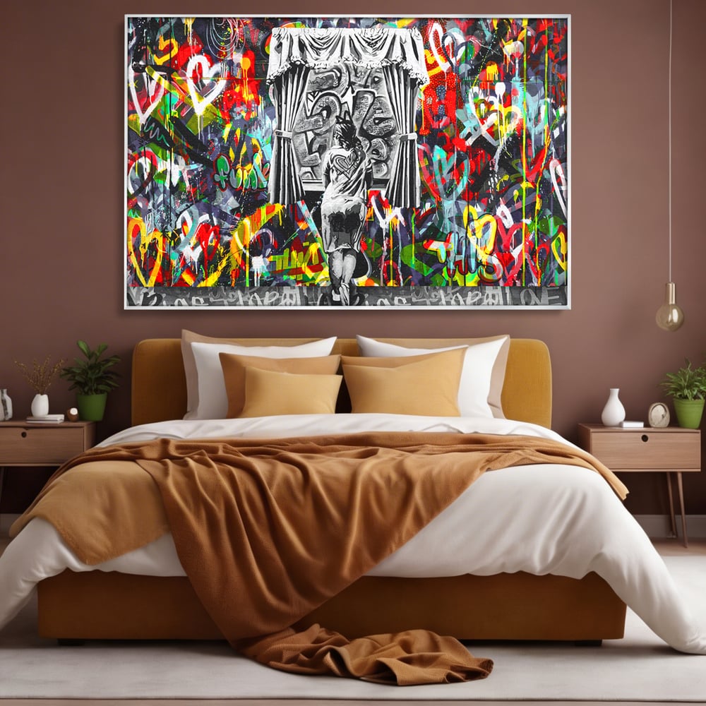 Tablou canvas cu tablou canvas cu graffiti urban si o silueta, in rama de aluminiu argintiu, pe perete intr-un dormitor